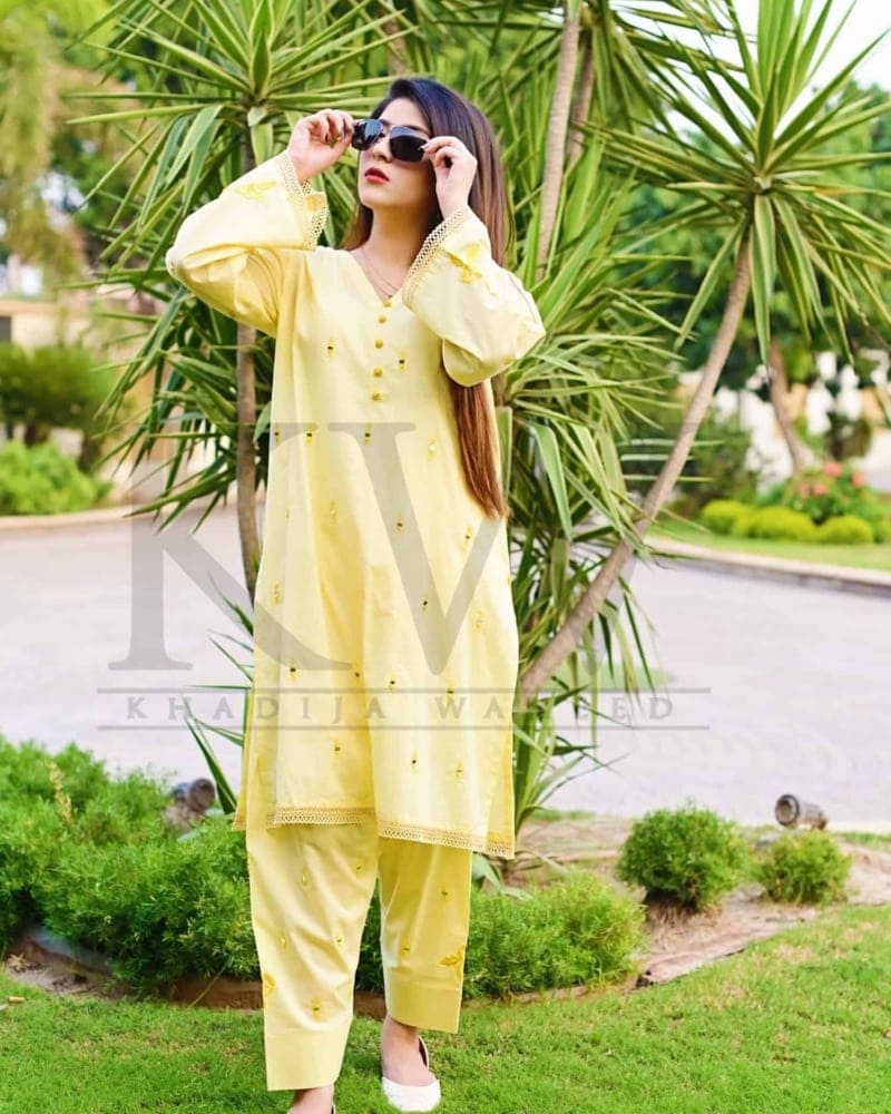 Yellow day-lily - Image 2